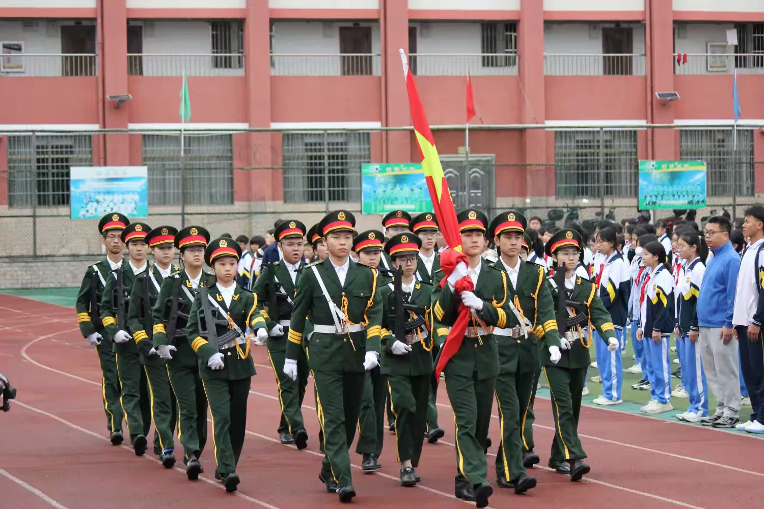 红旗飘扬  使命传承——海口市长流中学举...